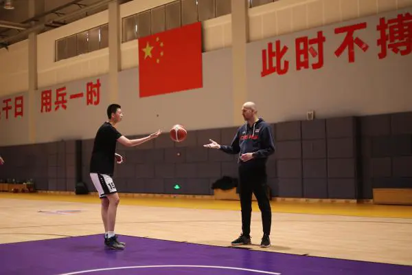 如何通过练习提升篮球罚球的速度和准确性?_1
